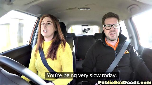 Студентка с большими сиськами страстно трахается с инструктором в машине.