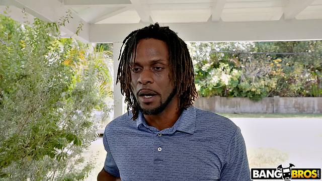 Сараи Минкс с огромными сиськами получает жирный кремпай на массажном столе от Jay Bangher'a - трахает до изнеможения, пока не кончает в неё по-настоящему жёстко.