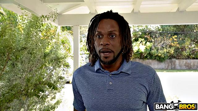 Сараи Минкс с огромными сиськами получает жирный кремпай на массажном столе от Jay Bangher'a - трахает до изнеможения, пока не кончает в неё по-настоящему жёстко.