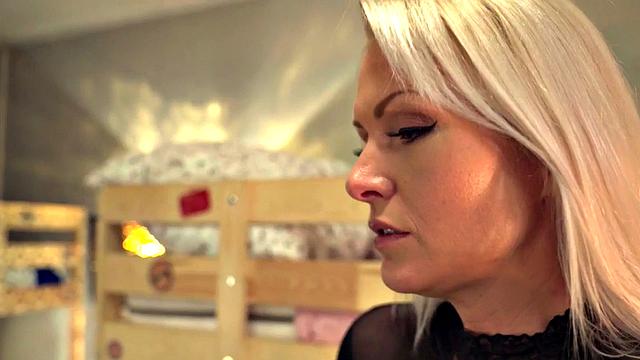 Amateur hostel babe fucked by lesbian cougar