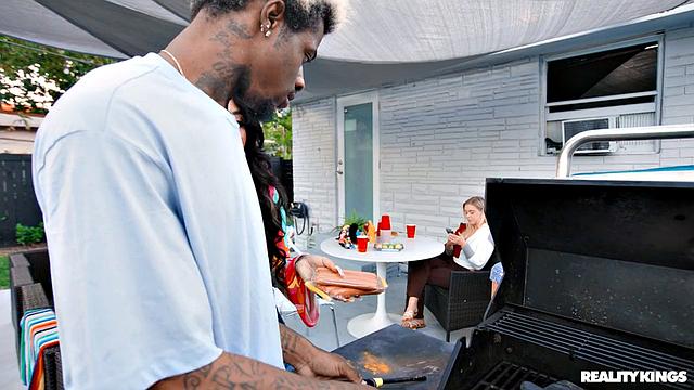 India Lordhefner устраивает жаркий секс на шашлыках с Damion Dayski, пока его девушка рядом