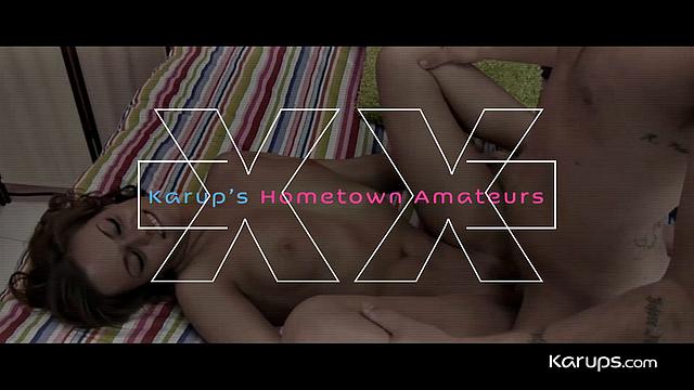 serena skye ласкает себя пальцами на диване и показывает пирсинг на животе