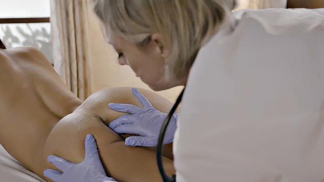 TRANSFIXED - Horny MILF Doctor Dee Williams Wants To Taste Her Petite Patient Cock