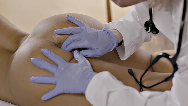 TRANSFIXED - Horny MILF Doctor Dee Williams Wants To Taste Her Petite Patient Cock