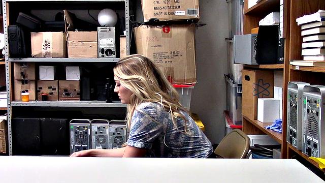 блондинка с аппетитными губами смело идет на жаркий групповой трах