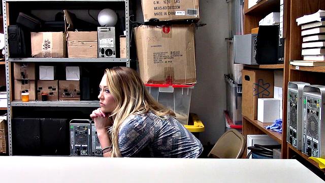 блондинка с аппетитными губами смело идет на жаркий групповой трах