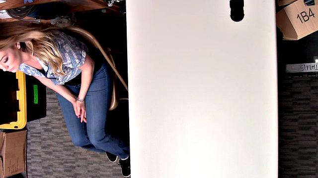 блондинка с аппетитными губами смело идет на жаркий групповой трах