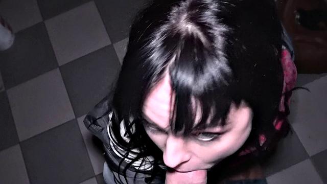 брюнетка с подтянутой попкой трахается за деньги прямо на улице