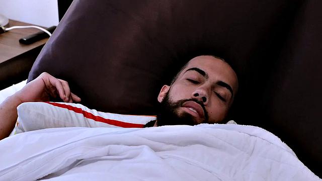 озорная блондинка проверяет размер и ловит веселую струю на лицо