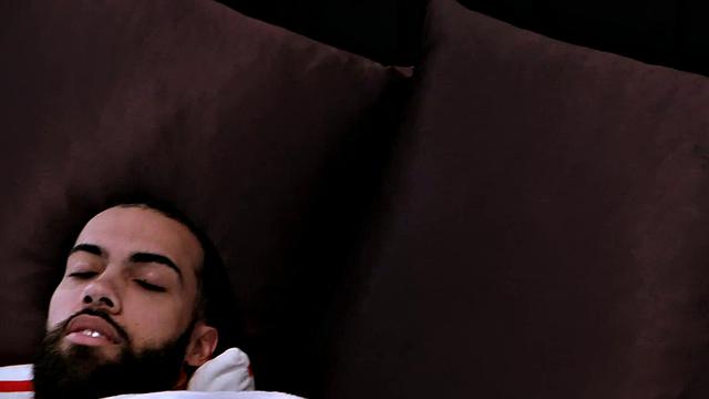 озорная блондинка проверяет размер и ловит веселую струю на лицо