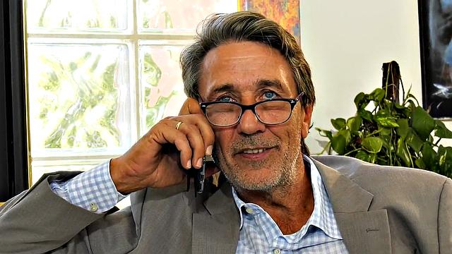 волосатая малышка страстно сосёт, потом орёт от жёсткого траха в узкую киску