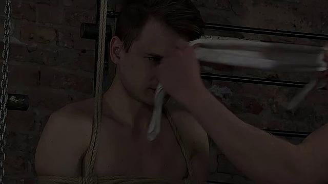 Выжимание и член в его заднице - Ками Уокер и Тайлер Андервуд