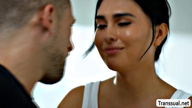 Транс-дама с шикарной фигурой и Roman Todd жарко трахаются на кровати, глубокий анальный секс и страстный минет от Ember Fiera.