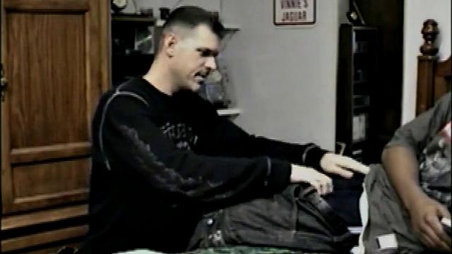 Парень в костюме джедая ласкает киску пальцами и получает минет