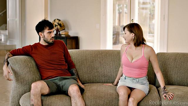 Каролина Свитс хочет огромный член в свою тугую киску и не может остановиться!