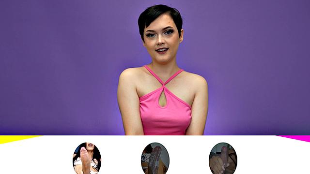 девушки пробуют большой член и получают в рот