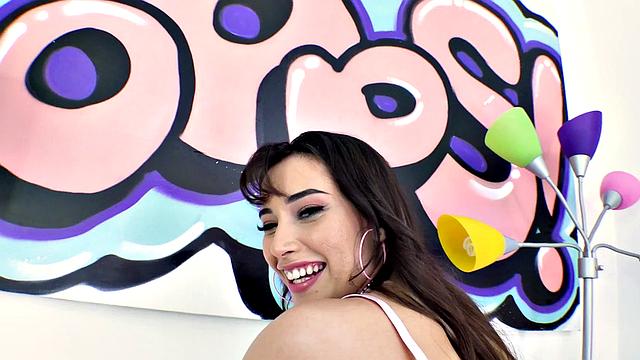 Ария получает в жопу и сосёт член