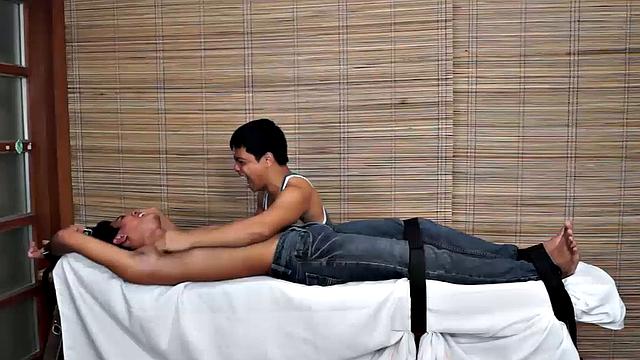 Саймон привязан, Ван щекочет его синей перьевой кистью