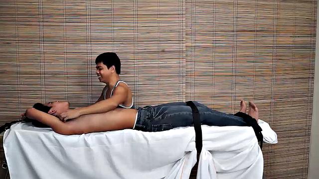 Саймон привязан, Ван щекочет его синей перьевой кистью