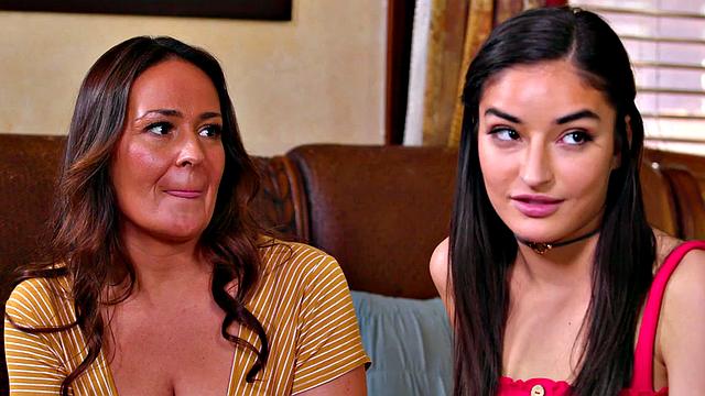 Squirting lesbians pussylick and finger in threesome