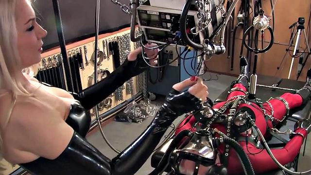 Зрелая госпожа в латексе издевается над рабом вибратором - субмиссиву не позавидуешь