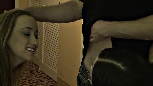 охрана не выдерживает и трахает трёх неугомонных красоток