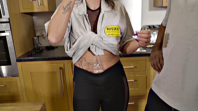 блондинка milf трахается с двумя мужиками в фургоне