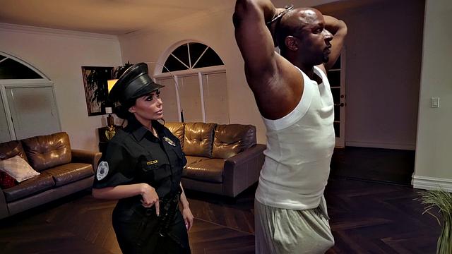 офицер лела сажает на наручники и скачет на черном жеребце на диване