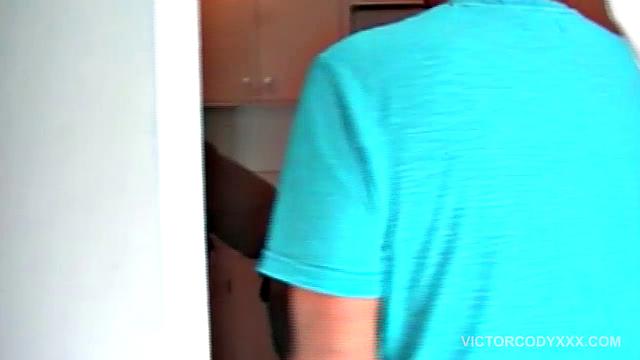 Два взрослых гея трахаются без резинки за кадром съемок порнофильма.