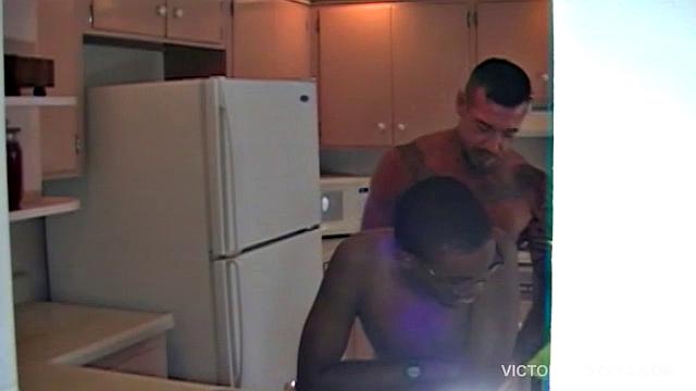 Два взрослых гея трахаются без резинки за кадром съемок порнофильма.