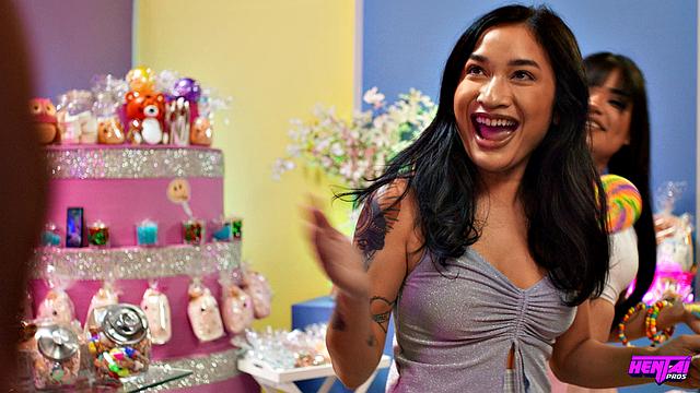 она сосёт и трахается прямо в магазине сладостей