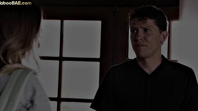 жаркий тройничок - смелая малышка трахает двоих под взглядами друзей