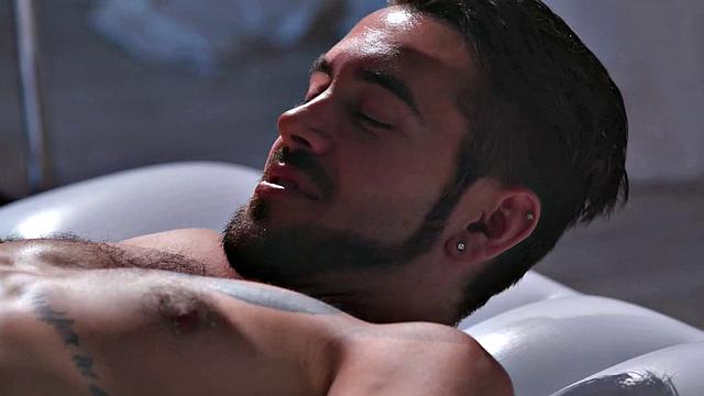 Милфы и молоденькие натираются маслом и скользят так, что даже простыня сдалась. Райан Кили, Джессика Райан и компания знают толк в весёлой оргии.