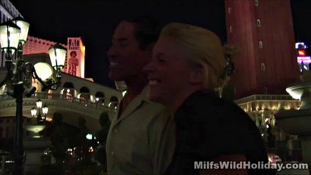 милфа хейди сводит мужика с ума в номере отеля