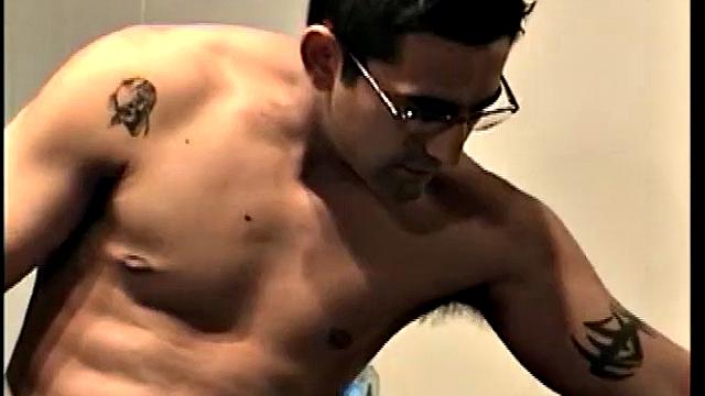 Парень расслабился, а подруга довела до конца и до оргазма