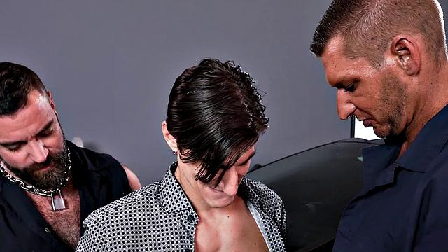 волосатый качок сосёт член, пока товарищ устраивает настоящее шоу кулаком