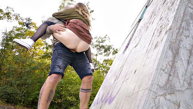 Picked up babe pussyfuckes outdoors