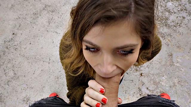 Picked up babe pussyfuckes outdoors