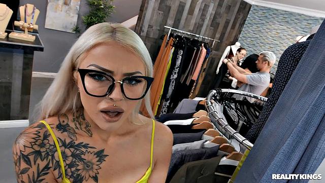 блондинка-продавщица разводит покупателя на жёсткий анал за прилавком