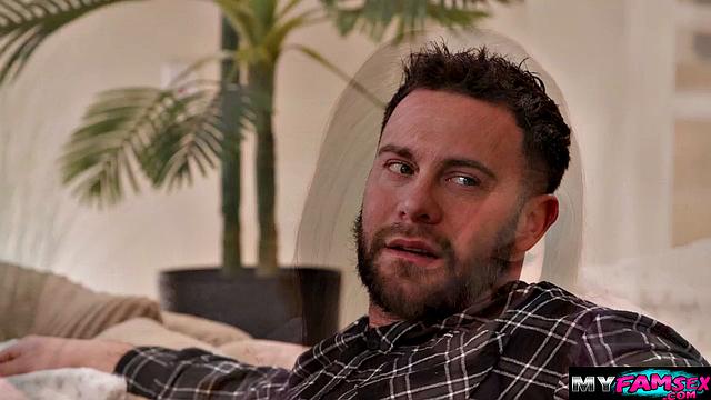 Задорная падчерица Jade Valentine глотает и получает анальный подарок от отчима Seth Gamble, семейный юмор на диване.