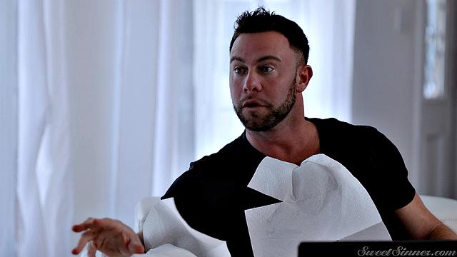 брюнетка и блондинка рискуют и трахаются по-жесткому в спальне