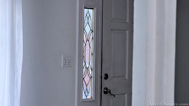 брюнетка и блондинка рискуют и трахаются по-жесткому в спальне