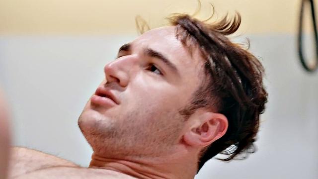 доктор дакота пэйн дрочит на теле майкла бостона прямо на приёме