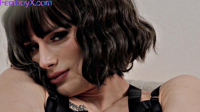 Фембой в эротичном белье жадно принимает в жопу от любовника-гомо-соблазнителя.