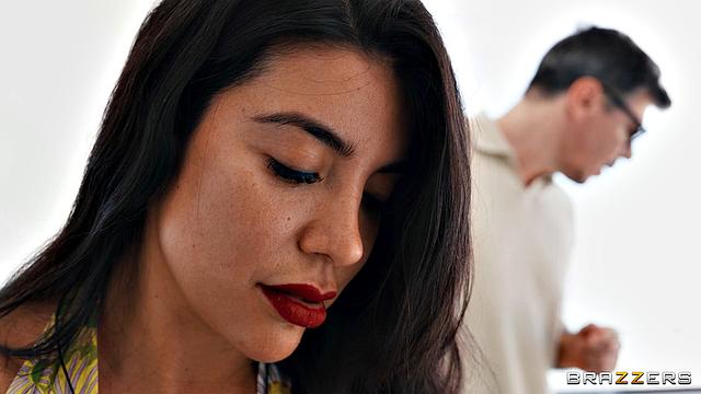 Следи, как Denis Marti изменяет жене с Lexi Luv в хостеле, когда не смог устоять перед соблазном!