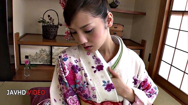 Kinky Japanese Amateur Rei Mizuna Delights in Sexua lShowmanship