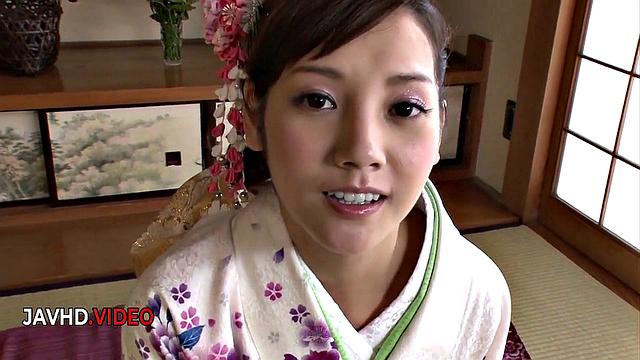 Kinky Japanese Amateur Rei Mizuna Delights in Sexua lShowmanship