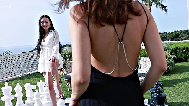 Ellie Luna, Milena Ray: Lose And Lick