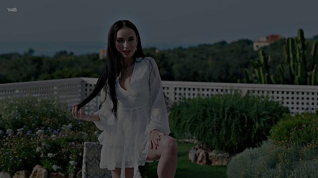 Ellie Luna, Milena Ray: Lose And Lick