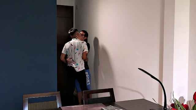 жесткий латинский трах: дарил разрывает алехо в голую